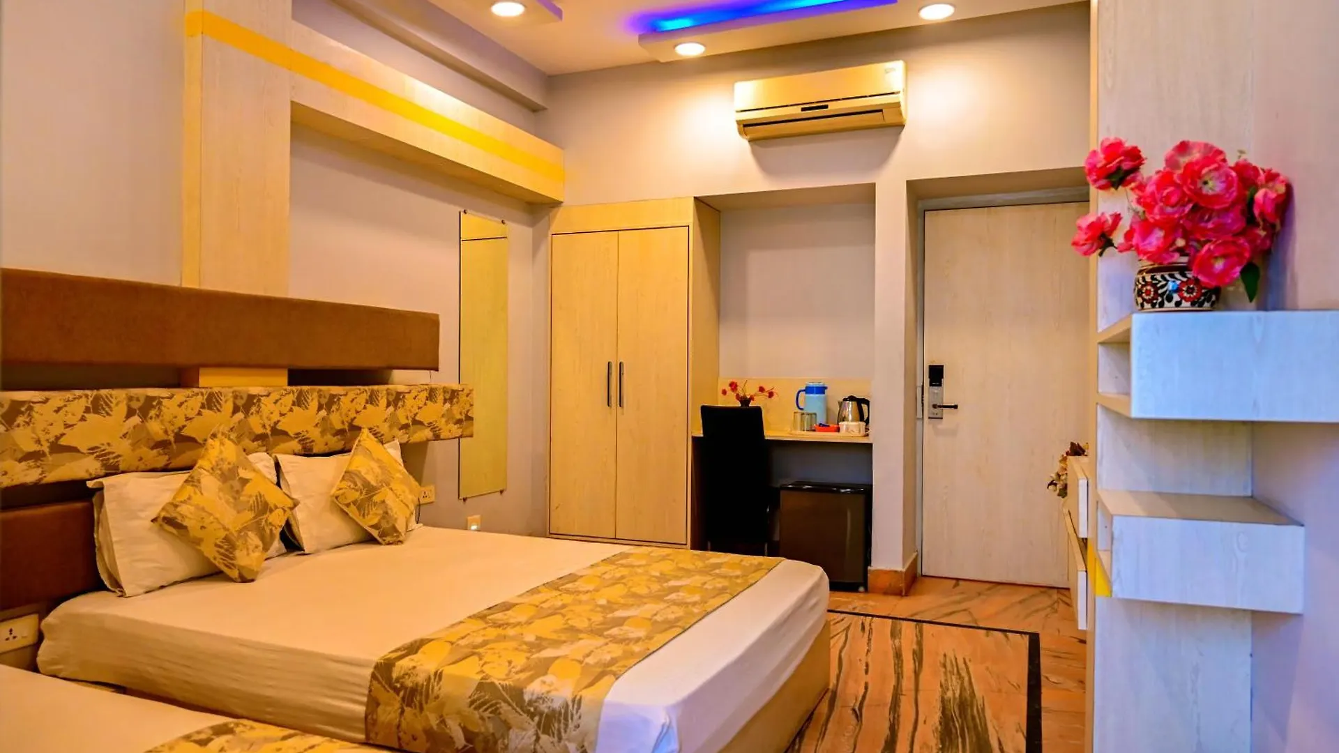 *** Hotel Trimrooms Buddha Varanasi India