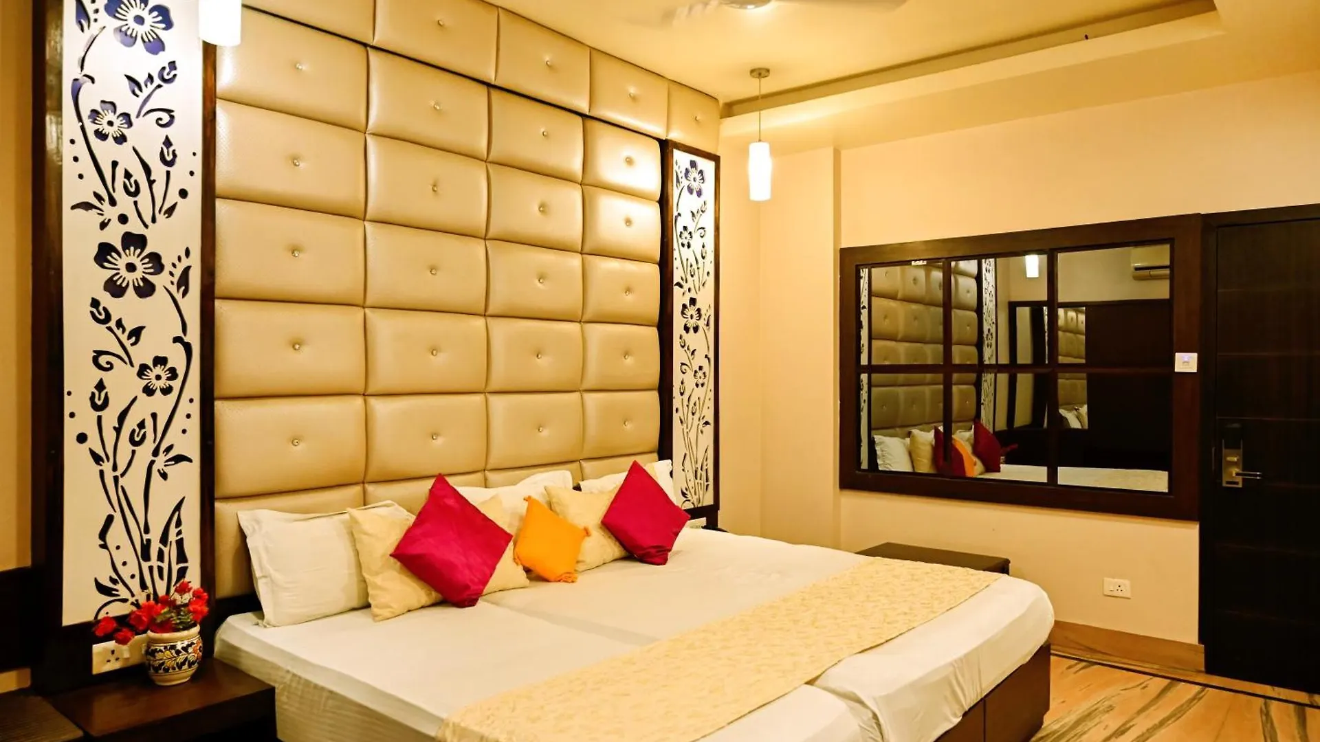 *** Hotel Trimrooms Buddha Varanasi India